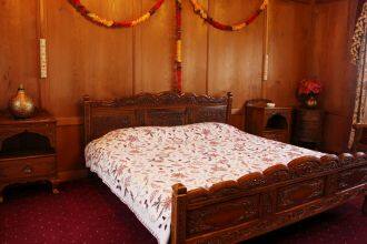 Mughal - E - Azam Houseboat, Srinagar 1